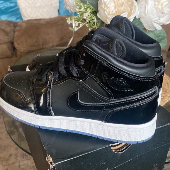NEW AIR JORDAN 1 MID (GS) - Picture 3 of 7